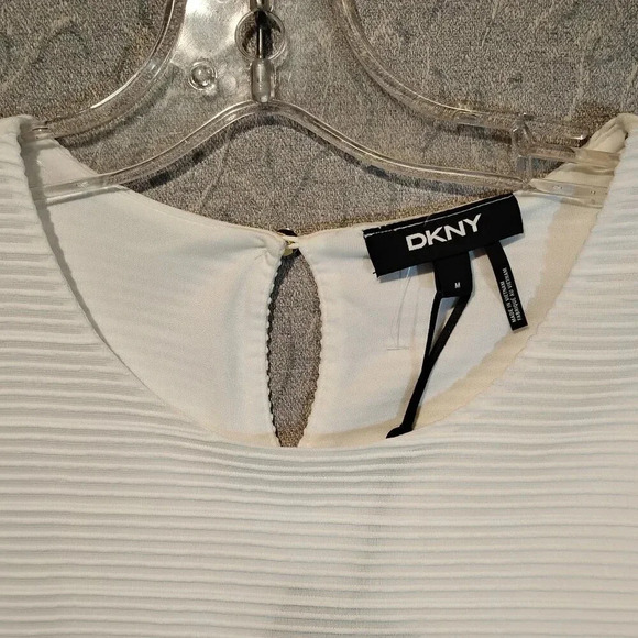DKNY  Women's White Ribbed Short Sleeve Blouse NWT in Size Medium - Picture 2 of 8